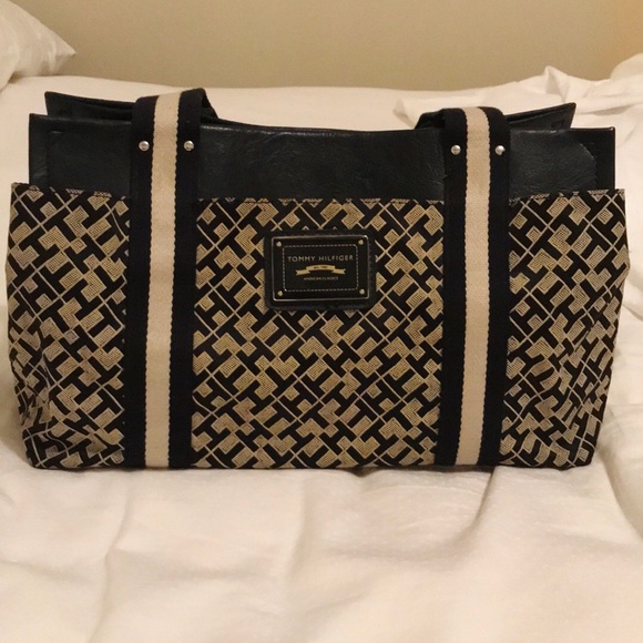 Tommy Hilfiger Handbags - ⭐️🖤TOMMY HILLFIGER BLACK/TAN VERY CUTE HANDBAG⭐️